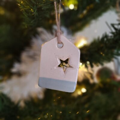 Suspension de Noël en céramique, maison et étoile, beige et gris bleuté, céramique artisanale, décoration de Noël, Valenciennes, Saint Amand-les-Eaux