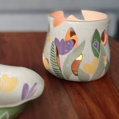 céramique, idée cadeau durable, authentique, Collection PRINTEMPS ETE,décoration cosy, couleurs douces, motifs fleuris, coeurs,céramique artisanale, fabrication française, art de la table, fait main, Hauts de France, Cadeau original, Saint Amand les Eaux, valenciennes, Lille, Céramiste photophore, bougie, ambiance, brûle parfum, fondant, parfum d'intérieur, huiles essentielles, diffuseur, décoration d'intérieur