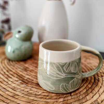mug céramique artisanale, mug sgraffite, tasse faite main, mug floral, mug vert, vaisselle artisanale, mug unique, idée cadeau femme, tasse design, céramique française