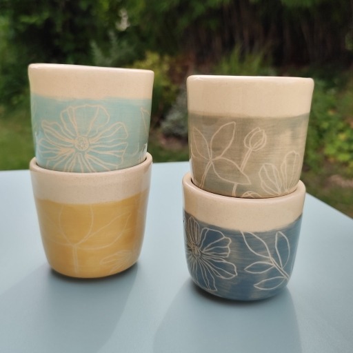 tasse à café en céramique artisanale, décor technique sgraffite, tasse faite main, motif floral, tasses, vaisselle artisanale, tasse unique, idée cadeau femme/homme, tasse design, céramique française