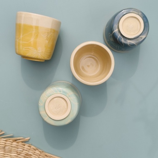 tasse à café en céramique artisanale, décor technique sgraffite, tasse faite main, motif floral, tasses, vaisselle artisanale, tasse unique, idée cadeau femme/homme, tasse design, céramique française, empilable