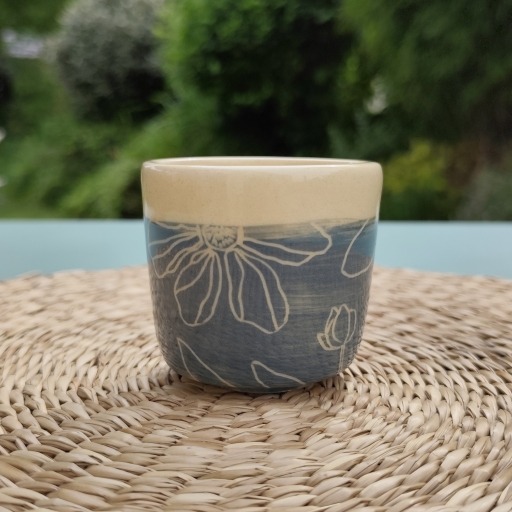 tasse à café en céramique artisanale, décor technique sgraffite, tasse faite main, motif floral, tasses, vaisselle artisanale, tasse unique, idée cadeau femme/homme, tasse design, céramique française, couleur bleu océan, printemps, été