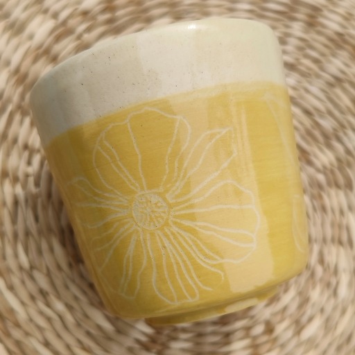 tasse à café en céramique artisanale, décor technique sgraffite, tasse faite main, motif floral, tasses, vaisselle artisanale, tasse unique, idée cadeau femme/homme, tasse design, céramique française, couleur jaune sunset, printemps, été