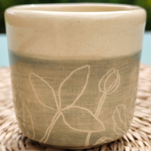 tasse à café en céramique artisanale, décor technique sgraffite, tasse faite main, motif floral, tasses, vaisselle artisanale, tasse unique, idée cadeau femme/homme, tasse design, céramique française, couleur vert avocat, vert tendre